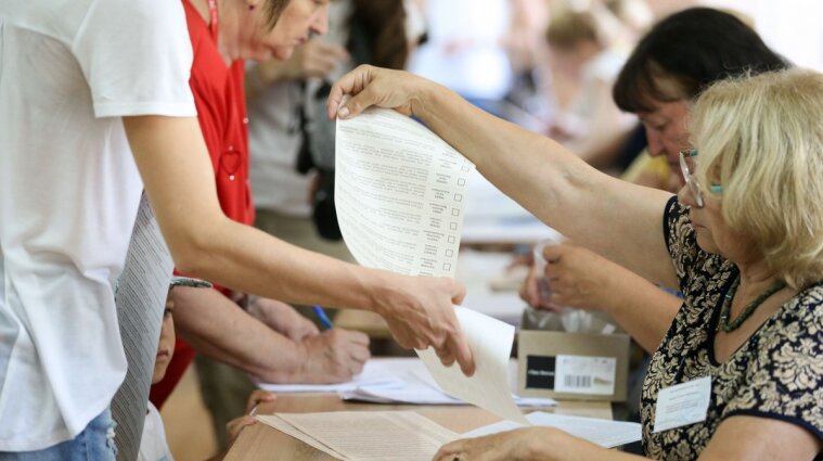 Законних підстав для організації опитування в приміщенні для голосування немає - експертка