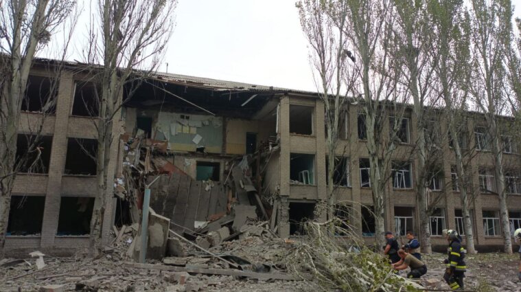 Росіяни влучили ракетою по школі у Миколаївці, де ховалися мирні жителі (оновлено)