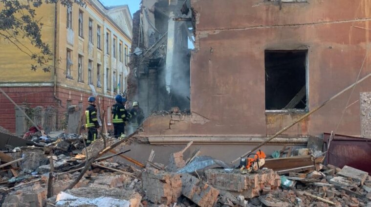 Россияне обстреляли дом и школу в Славянске: есть люди под завалами (фото)