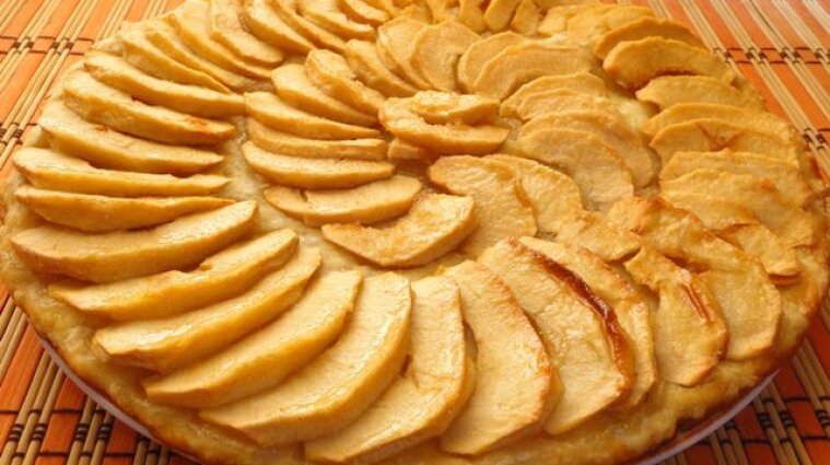Идеальный осенний завтрак: песочный пирог с яблоками и корицей
