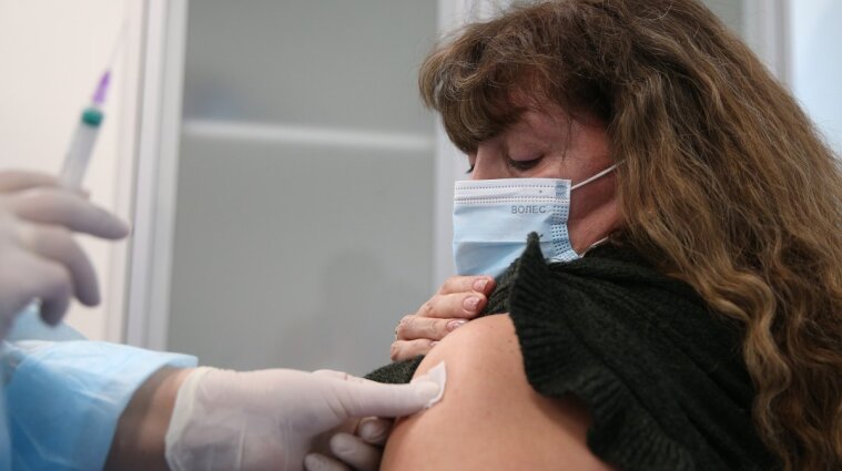 Перша людина в Україні пройшла весь етап вакцинації проти коронавірусу