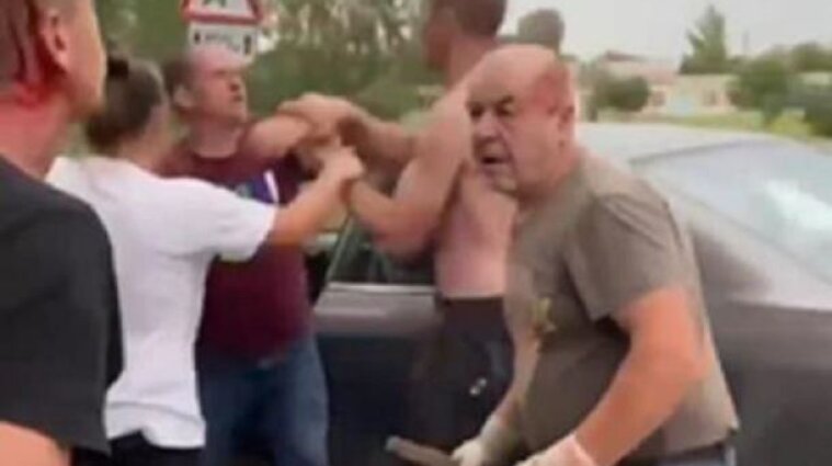 У Рівненській області депутат із сокирою напав на учасника АТО (відео)