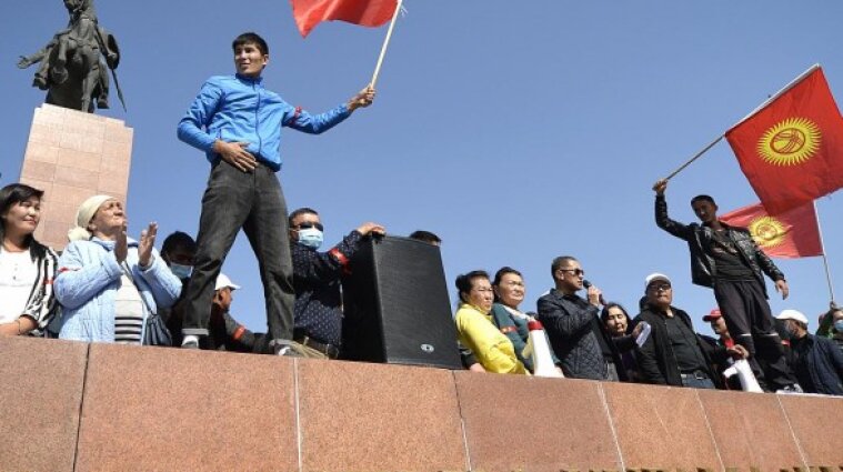 Президент Киргизстану оголосив у надзвичайний стан у столиці, в місто вводять війська