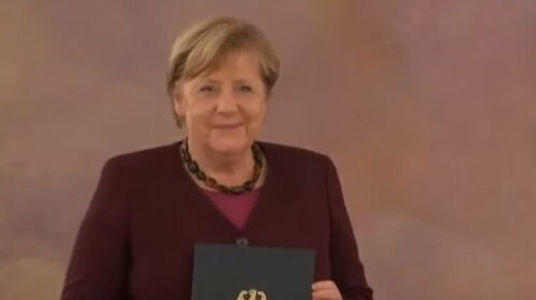 Официально не канцлер: президент Германии вручил Меркель "свидетельство об увольнении" - видео