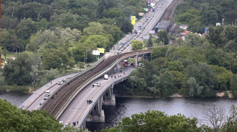 Будут делать ремонт: В Киеве на мосту Метро ограничат движение транспорта