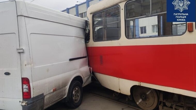 В Киеве микроавтобус въехал в трамвай: движение транспорта остановилось