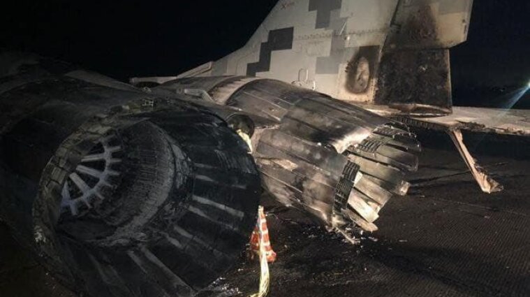 Под Киевом автомобиль протаранил военный самолет - фото