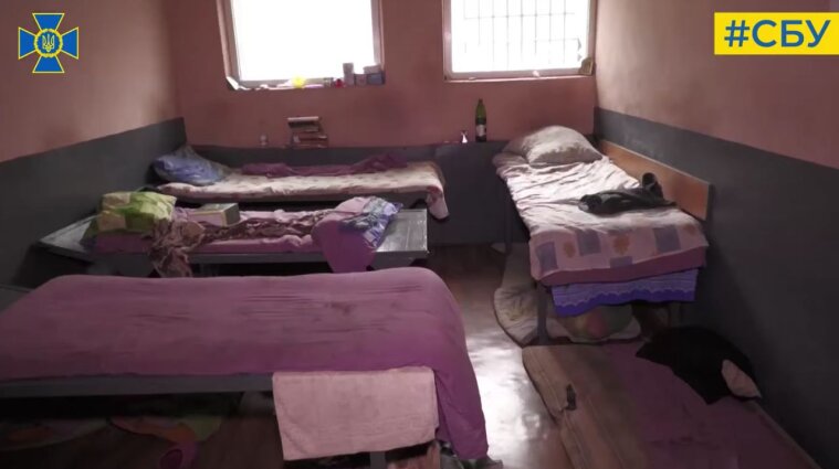 У Куп'янську росіяни утримали у незаконній в'язниці понад 400 людей: вони спали стоячи (відео)