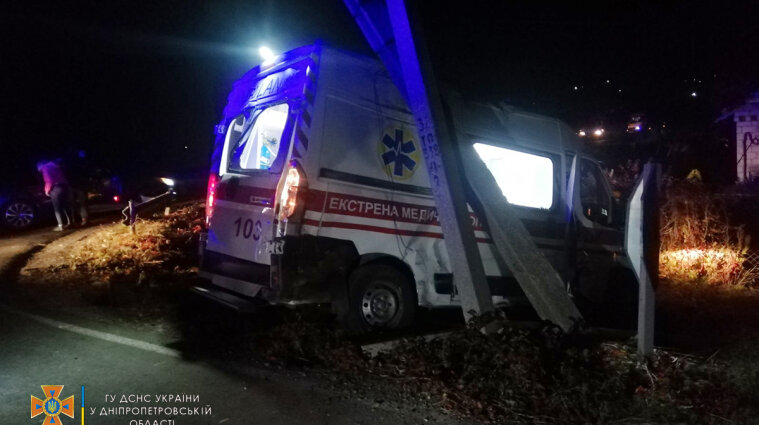 ДТП на Дніпропетровщині за участю маршрутки та "швидкої": постраждало шестеро людей