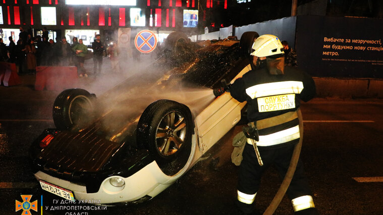 Три автомобиля попали в ДТП в Днепре: момент аварии зафиксировала уличная камера