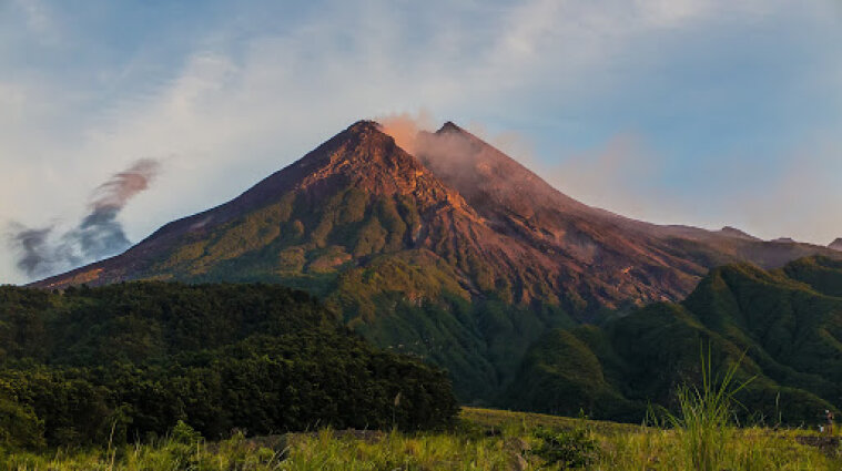 В Индонезии проснулся вулкан - извергает раскаленные камни и пепел