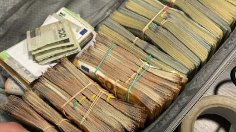 Близько мільйона доларів, конфіскованих в українського посла, передали до бюджету - фото