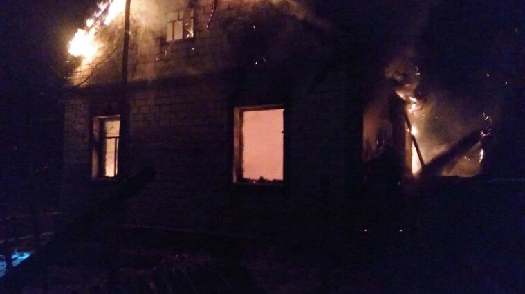 Мать с сыном сгорели в собственном доме в Киевской области