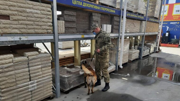 В Харькове "заминировали" два ТРЦ: эвакуировали более 1700 человек