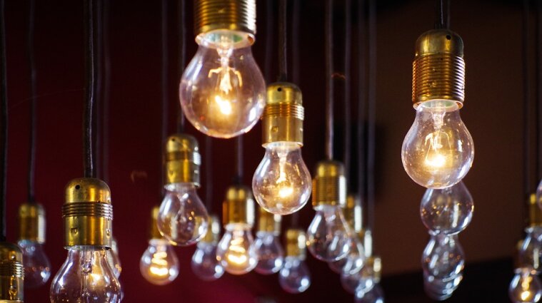 Чому при масових відключеннях світла суми за електроенергію в платіжках не зменшуються