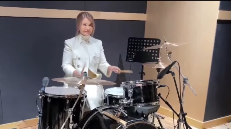 Тимошенко у білому костюмі зіграла на барабанах - відео