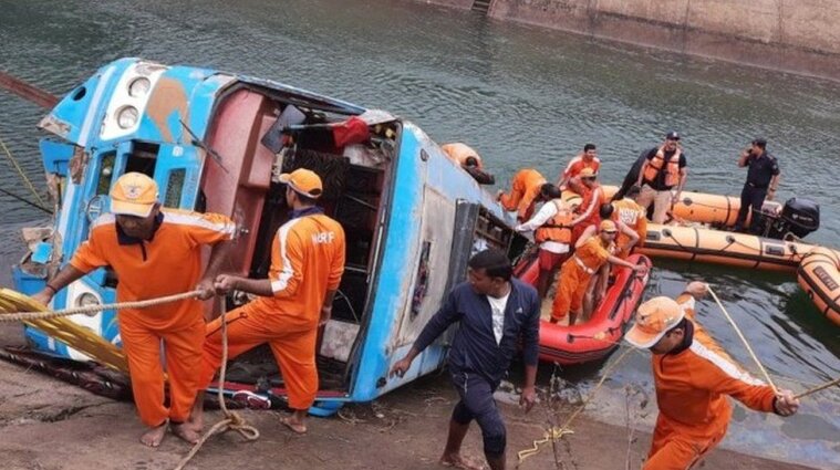 В Індії пасажирський автобус впав з мосту - фото