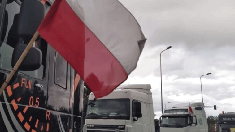 Польские перевозчики заблокировали КПП "Медика-Шегини", не пропускают даже автобусы и легковушки