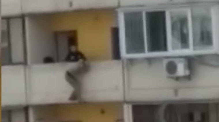 Удалось спасти: полиция схватила женщину, которая прыгала с 12 этажа дома - видео