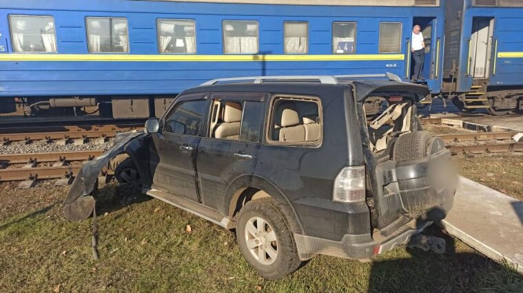 Потяг протаранив позашляховика у Харківській області - фото