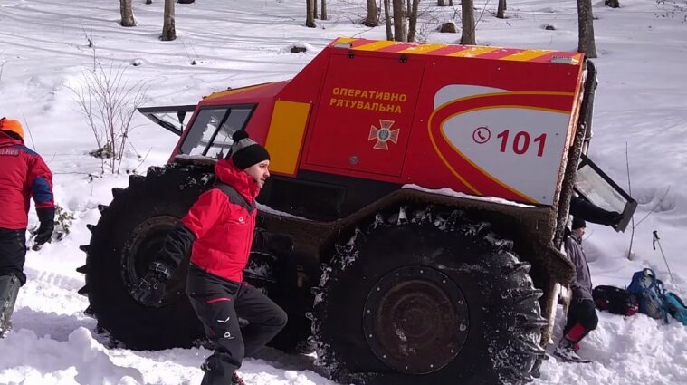 К поискам пропавшего туриста на Закарпатье привлекли снегоболотоход и авиацию - видео