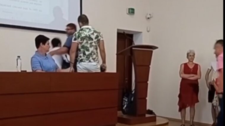 Мэр Украинки подрался на сессии с общественным активистом (видео)