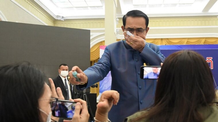 Премьер Таиланда за неудобные вопросы распылил на журналистов дезинфектор - видео