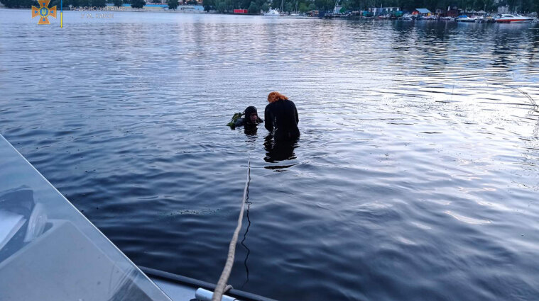 В Оболонском заливе спасатели достали из воды тело мужчины