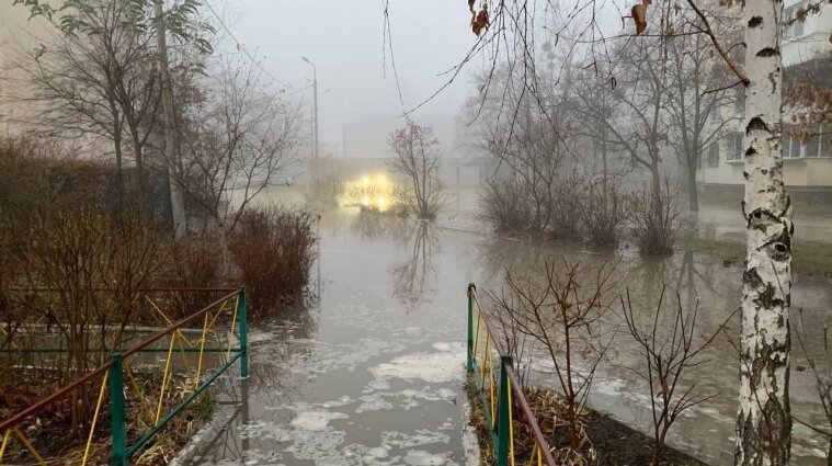 Коммунальная река разлилась на нескольких улицах Киева - видео