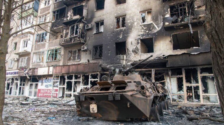 Оккупанты зажгли вечный огонь и растянули полосатую тряпку в Мариуполе - видео