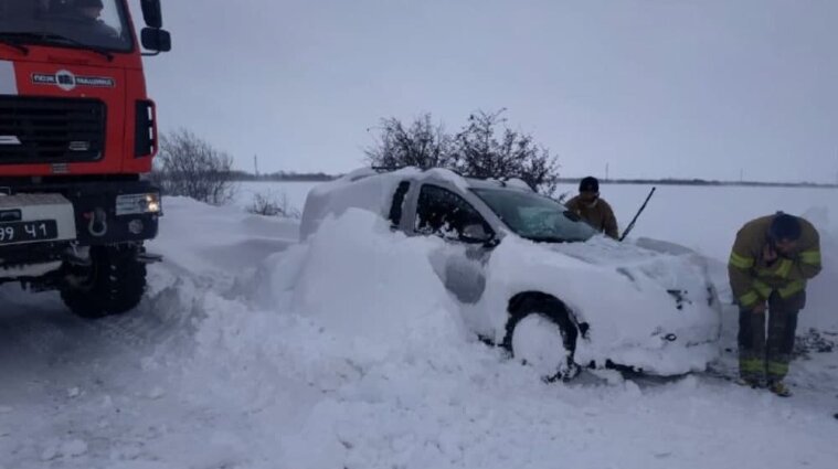 На трассе под Одессой пробка в 30 километров: в снегу застряли 300 грузовиков