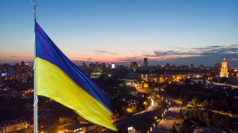 Крупнейший украинский флаг приспустили в Киеве: причины