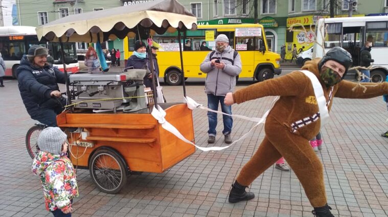 В Ровно активист в костюме оленя веселил горожан из-за предвыборных обещаний