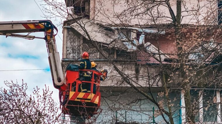 Балкон обвалился в Шевченковском районе Киева - фото