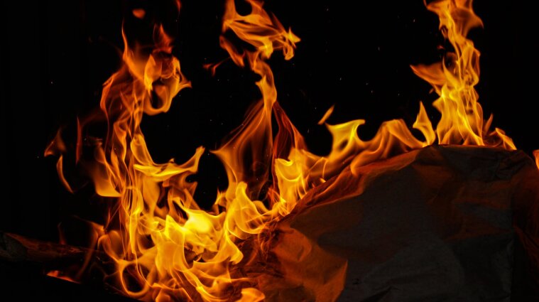 У Києві загорілась Укрриба: вогонь охопив всю будівлю