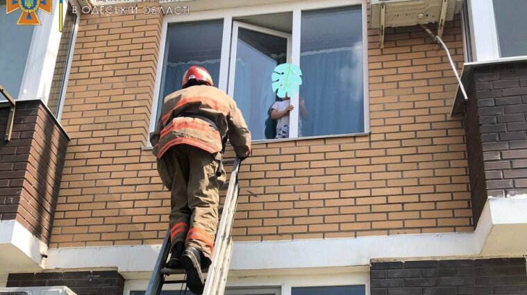 На Одещині рятувальники зняли з вікна другого поверху дитину, яка мало не звалилася