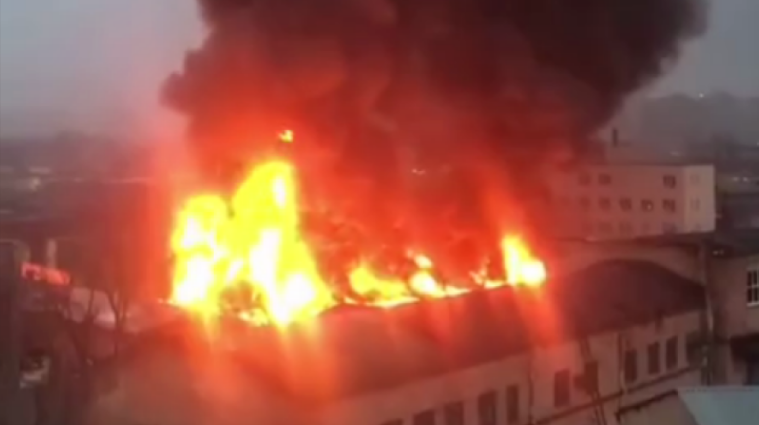 В Харькове крупный пожар - горит склад