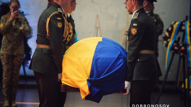 Попрощатися з Кравчуком прийшли подружжя Зеленських та троє президентів України - фото