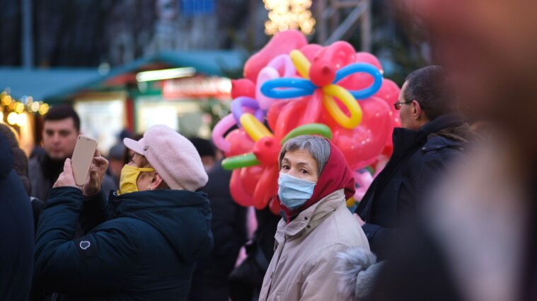 Українці почали рідше одягати захисні маски та дезінфікувати руки