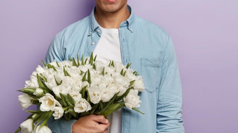 Можно ли дарить цветы мужчинам и как это лучше сделать