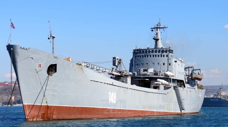 Уничтоженный российский корабль в Бердянске перевозил 400 морпехов и военную технику