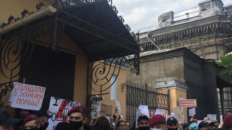 Жінки мають вибір: феміністки в Україні провели акції солідарності із жінками Польщі