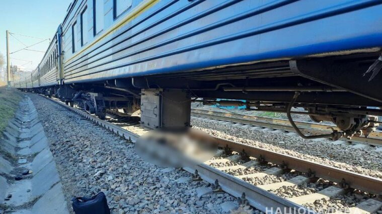 Жінка загинула під потягом в Одесі, залишивши передсмертну записку