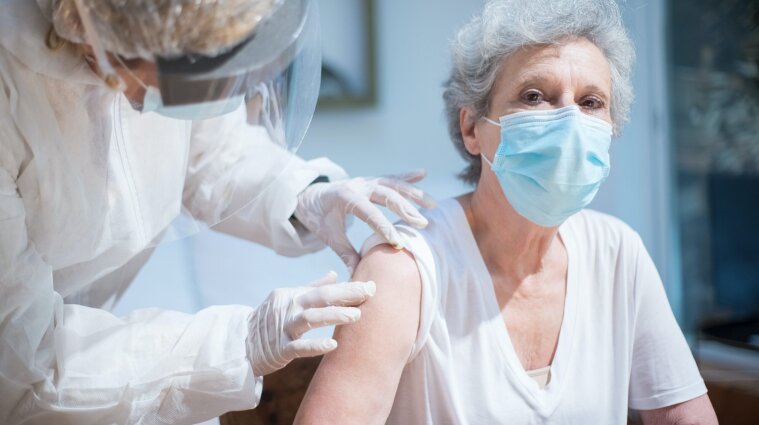 Коронавірус в Україні пішов на спад, але вакцинуватися потрібно - МОЗ
