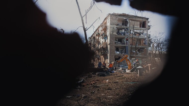 Упала посреди дня: в Северодонецке обрушилась многоэтажка (видео)