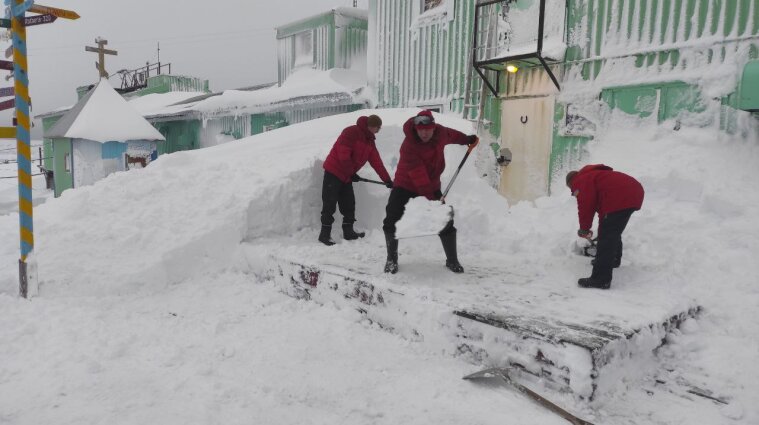 Снігопад, хуртовини та мороз: в Антарктиду прийшла справжня зима (фото)