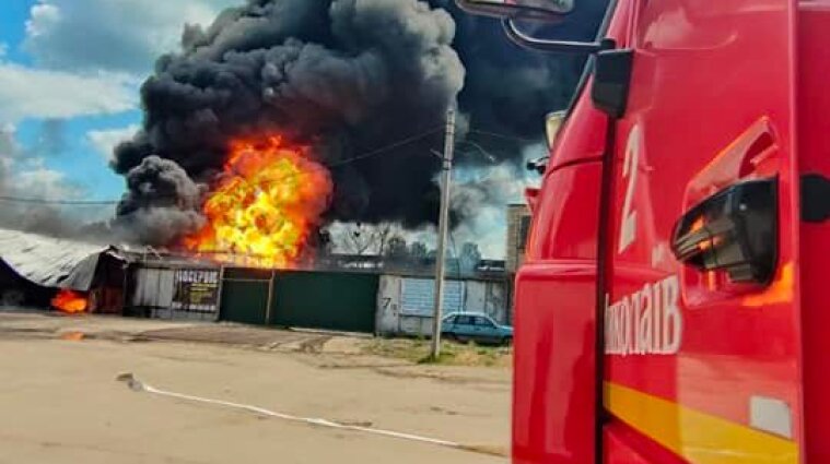 Автозаправочная станция горела в Николаеве, есть пострадавший - видео