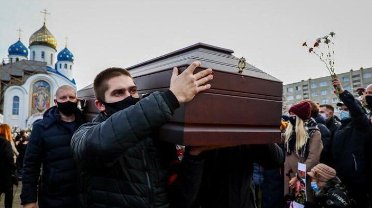 Более тысячи белорусов попрощались с убитым Романом Бонаренком