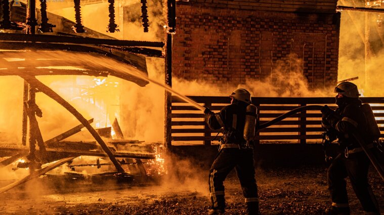 Развлекательный комплекс горел ночью на Трухановом острове в Киеве - видео