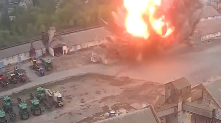 Рашисты ударили ракетами по складам с зерном в Днепропетровской области (видео)